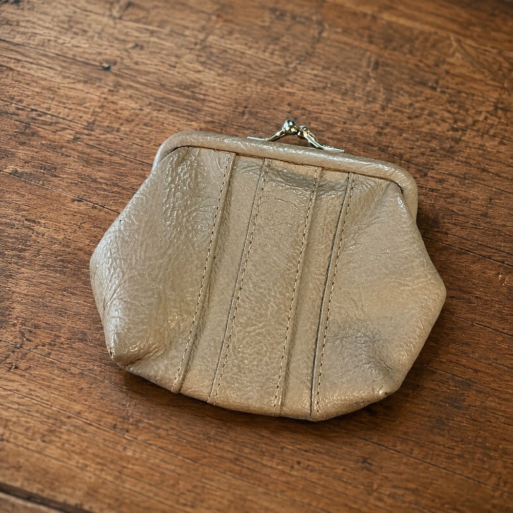 Vintage Kiss Lock Coin Purse Taupe Pebble Grain Faux Leather Gold Tone Metal 5x4